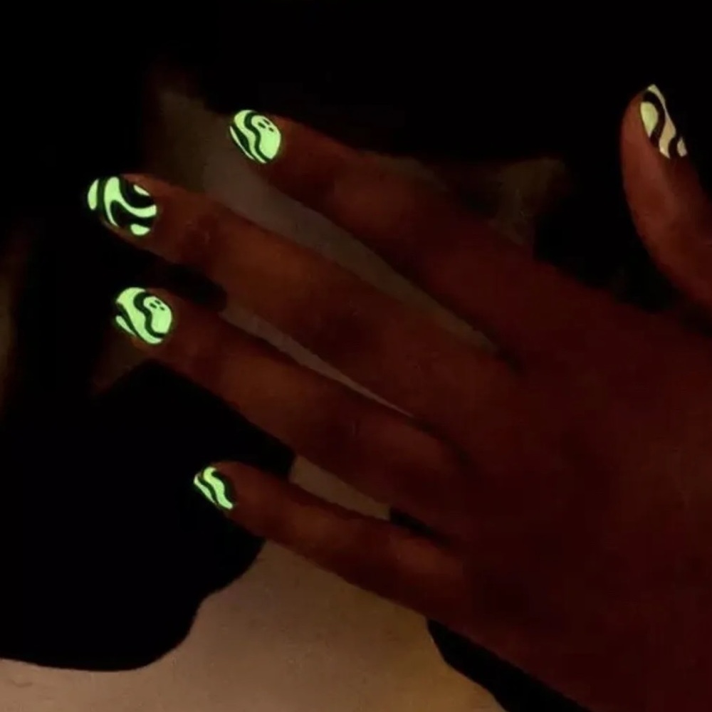 *Retired* Color Street: Feeling Fab-boo-lous | Halloween Glow in the Dark Black - Picture 7 of 14